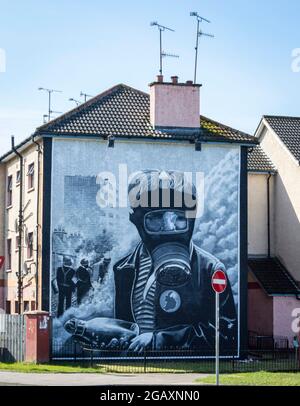 Derry / Londonderrt, Großbritannien, März 2017. Das berühmte Wandgemälde von `Boy in the Mask', das an einem sonnigen Tag auf dem Wohngebiet Derry Bogside gemalt wurde. Stockfoto